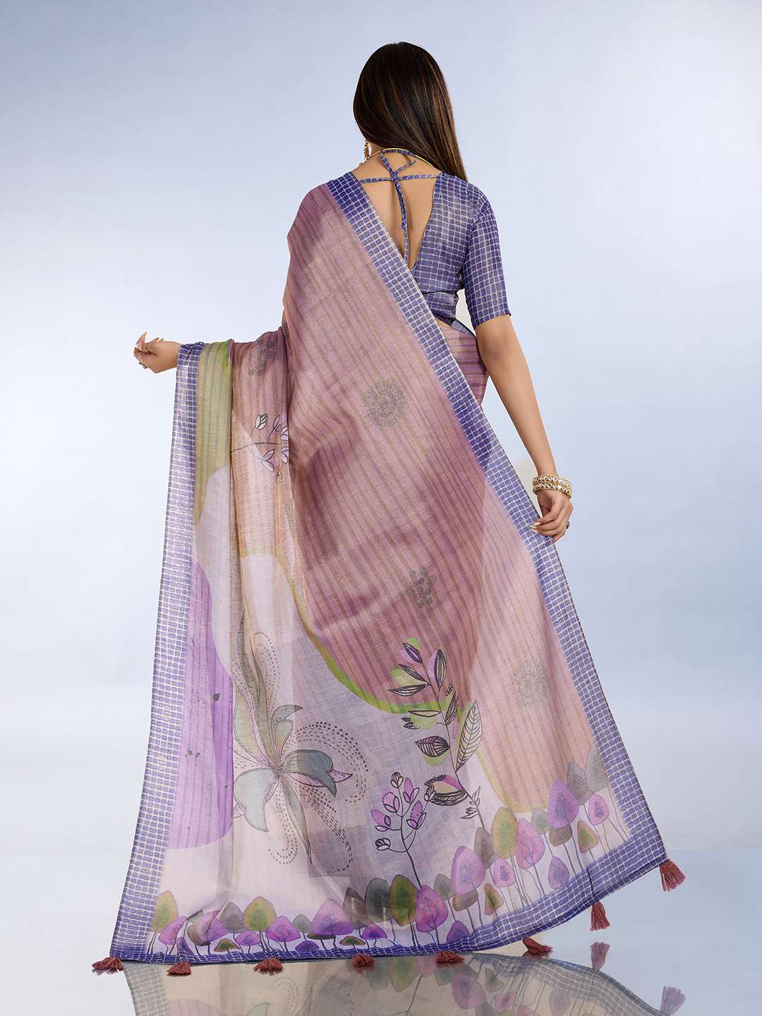 Artistic Lavender Saree with Geometric and Floral Prints - Image 2